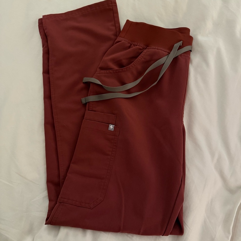 Figs HR Kade Cargo Dark Cherry
